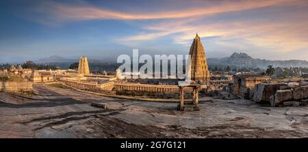 Atemberaubende Aussicht auf den Sree Virupaksha Tempel, der sich in den Ruinen der antiken Stadt Vijayanagar in Hampi befindet und zum UNESCO-Weltkulturerbe gehört. Karnataka, Indien Stockfoto