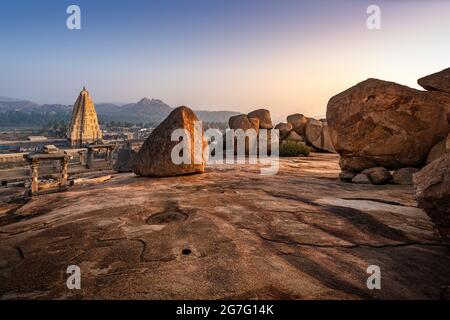 Atemberaubende Aussicht auf den Sree Virupaksha Tempel, der sich in den Ruinen der antiken Stadt Vijayanagar in Hampi befindet und zum UNESCO-Weltkulturerbe gehört. Karnataka, Indien Stockfoto