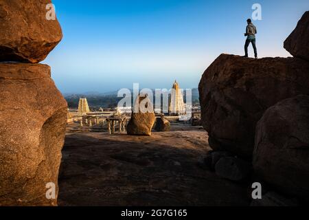 Atemberaubende Aussicht auf den Sree Virupaksha Tempel, der sich in den Ruinen der antiken Stadt Vijayanagar in Hampi befindet und zum UNESCO-Weltkulturerbe gehört. Karnataka, Indien Stockfoto