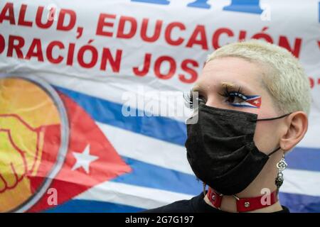 Bogota, Kolumbien am 13. Juli 2021 protestierte EIN Demonstranten, der die Nationalflagge Kubas als in Kolumbien wohnhafte kubanische Bewohner aufstellte und am 13. Juli in Bogota, Kolumbien, gegen den Protest des Präsidenten Miguel Diaz-Cannel protestierte, 2021 nach regierungsfeindlichen Protesten, die in Kuba erhoben wurden, endeten am vergangenen sonntag, dem 13. Juli, in Unruhen und Gewalt, nachdem Präsident Cannel die Anhänger dazu aufgefordert hatte, sich mit Protesten zu konfrontieren. Stockfoto