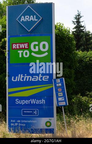 NEUWIED, 20. Jun 2021: Werbedisplay einer ARAL-Tankstelle. Aral ist eine Marke von Automobilgastankstellen in Deutschland Stockfoto