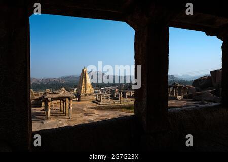 Atemberaubende Aussicht auf den Sree Virupaksha Tempel, der sich in den Ruinen der antiken Stadt Vijayanagar in Hampi befindet und zum UNESCO-Weltkulturerbe gehört. Karnataka, Indien Stockfoto