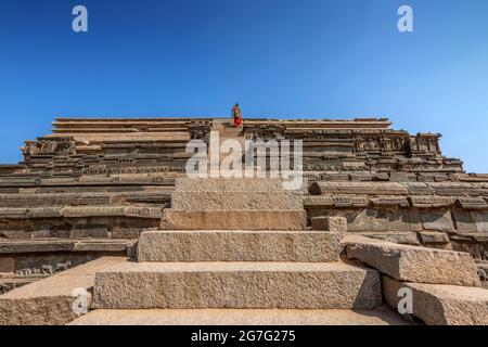 Der Blick auf Mahanavami Dibba oder die Dussehra-Plattform ist das, was vom Siegespalast übrig bleibt. Höchste Struktur in der Royal Enclosure. Hampi, Karnataka, Indien Stockfoto