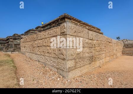 Der Blick auf Mahanavami Dibba oder die Dussehra-Plattform ist das, was vom Siegespalast übrig bleibt. Höchste Struktur in der Royal Enclosure. Hampi, Karnataka, Indien Stockfoto