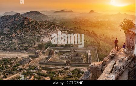 Luftaufnahme des Achaturaya-Tempels vom Matanga Hill beim Sonnenaufgang am Morgen in der UNESCO-Weltkulturerbestadt in Hampi, Karnataka, Indien Stockfoto