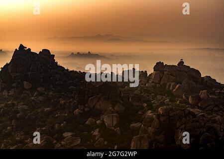 Blick auf den Matanga Hill während des Sonnenaufgangs am Morgen in der UNESCO-Weltkulturerbestadt in Hampi, Karnataka, Indien Stockfoto