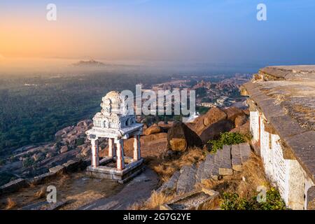 Blick auf den Matanga Hill während des Sonnenaufgangs am Morgen in der UNESCO-Weltkulturerbestadt in Hampi, Karnataka, Indien Stockfoto