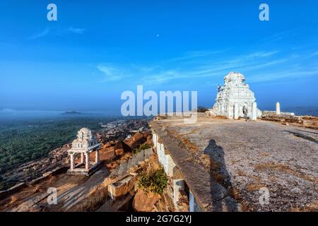 Blick auf den Matanga Hill während des Sonnenaufgangs am Morgen in der UNESCO-Weltkulturerbestadt in Hampi, Karnataka, Indien Stockfoto