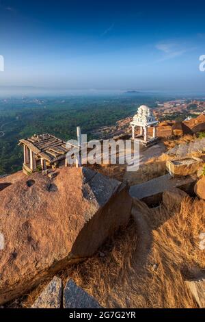 Blick auf den Matanga Hill während des Sonnenaufgangs am Morgen in der UNESCO-Weltkulturerbestadt in Hampi, Karnataka, Indien Stockfoto