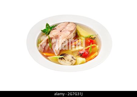 Fischsuppe mit Silberkarpfen-Steak und Gemüse auf weißem Hintergrund Stockfoto