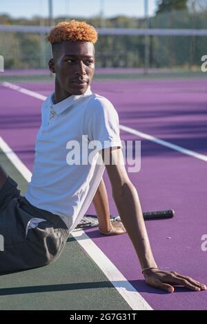 Mann mit bunten Haaren auf dem Hof sitzen gesehen Stockfoto