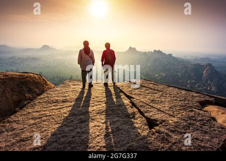 Blick auf den Matanga Hill während des Sonnenaufgangs am Morgen in der UNESCO-Weltkulturerbestadt in Hampi, Karnataka, Indien Stockfoto