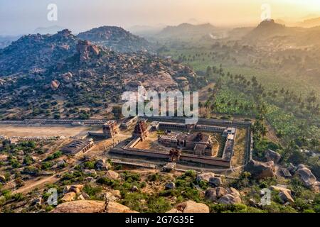 Luftaufnahme des Achaturaya-Tempels vom Matanga Hill beim Sonnenaufgang am Morgen in der UNESCO-Weltkulturerbestadt in Hampi, Karnataka, Indien Stockfoto