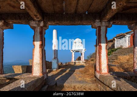 Blick auf den Matanga Hill während des Sonnenaufgangs am Morgen in der UNESCO-Weltkulturerbestadt in Hampi, Karnataka, Indien Stockfoto