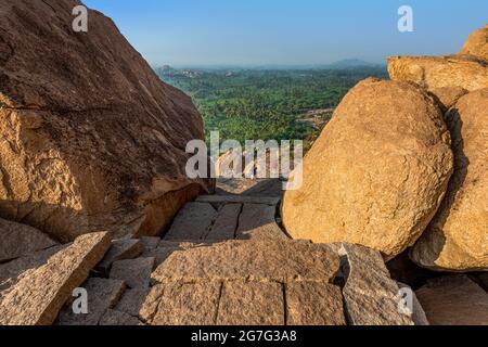 Blick auf den Matanga Hill während des Sonnenaufgangs am Morgen in der UNESCO-Weltkulturerbestadt in Hampi, Karnataka, Indien Stockfoto