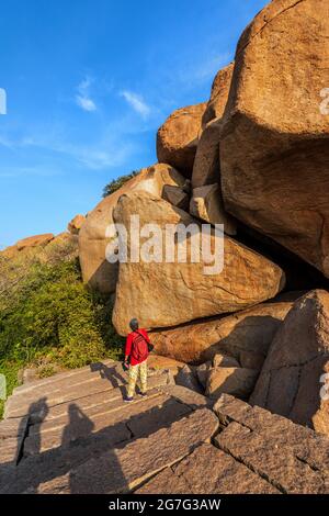 Blick auf den Matanga Hill während des Sonnenaufgangs am Morgen in der UNESCO-Weltkulturerbestadt in Hampi, Karnataka, Indien Stockfoto