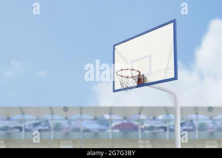 Nahaufnahme des Basketballkorps mit blauem Himmel Hintergrund Stockfoto