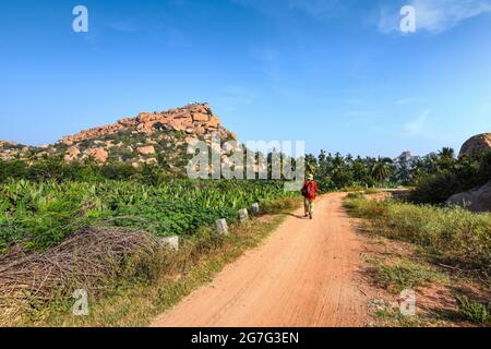 Schöne Aussicht auf die Ruinen von Hampi. Hampi, ist ein UNESCO-Weltkulturerbe in Ost-Zentral-Karnataka, Indien Stockfoto