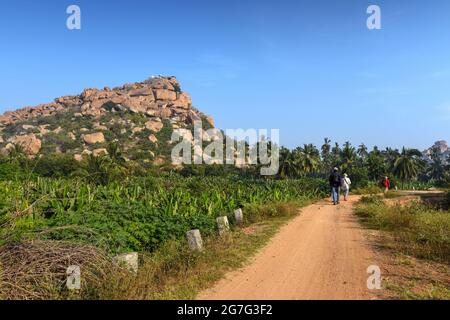 Schöne Aussicht auf die Ruinen von Hampi. Hampi, ist ein UNESCO-Weltkulturerbe in Ost-Zentral-Karnataka, Indien Stockfoto