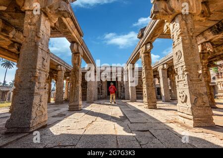 Der Blick auf den alten Achyutaraya Tempel. Eine Gruppe von Ruinen-Denkmälern in Hampi war das Zentrum des Hindu-Vijayanagara-Reiches, Hampi, Karnataka, Indien Stockfoto