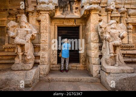 Der Blick auf den alten Achyutaraya Tempel. Eine Gruppe von Ruinen-Denkmälern in Hampi war das Zentrum des Hindu-Vijayanagara-Reiches, Hampi, Karnataka, Indien Stockfoto