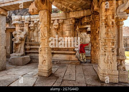 Der Blick auf den alten Achyutaraya Tempel. Eine Gruppe von Ruinen-Denkmälern in Hampi war das Zentrum des Hindu-Vijayanagara-Reiches, Hampi, Karnataka, Indien Stockfoto