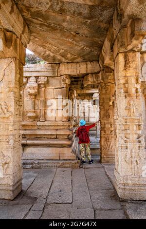 Der Blick auf den alten Achyutaraya Tempel. Eine Gruppe von Ruinen-Denkmälern in Hampi war das Zentrum des Hindu-Vijayanagara-Reiches, Hampi, Karnataka, Indien Stockfoto