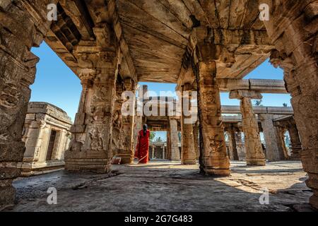 Der Blick auf den alten Achyutaraya Tempel. Eine Gruppe von Ruinen-Denkmälern in Hampi war das Zentrum des Hindu-Vijayanagara-Reiches, Hampi, Karnataka, Indien Stockfoto