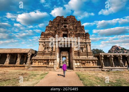 Der Blick auf den alten Achyutaraya Tempel. Eine Gruppe von Ruinen-Denkmälern in Hampi war das Zentrum des Hindu-Vijayanagara-Reiches, Hampi, Karnataka, Indien Stockfoto