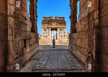 Der Blick auf den alten Achyutaraya Tempel. Eine Gruppe von Ruinen-Denkmälern in Hampi war das Zentrum des Hindu-Vijayanagara-Reiches, Hampi, Karnataka, Indien Stockfoto