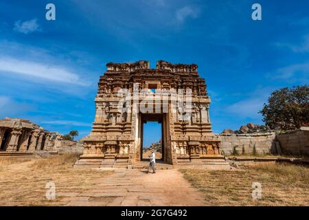 Der Blick auf den alten Achyutaraya Tempel. Eine Gruppe von Ruinen-Denkmälern in Hampi war das Zentrum des Hindu-Vijayanagara-Reiches, Hampi, Karnataka, Indien Stockfoto