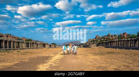 Schöne Aussicht auf die Ruinen von Hampi. Hampi, ist ein UNESCO-Weltkulturerbe in Ost-Zentral-Karnataka, Indien Stockfoto