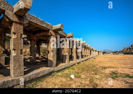 Alte Vijayanagara Empire Zivilisation Ruinen von Hampi schöne Aussicht auf die erstaunlichen Hampi Ruinen. Hampi, gehört zum UNESCO-Weltkulturerbe, Hampi, Ka Stockfoto