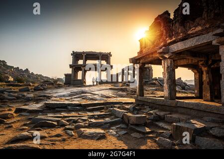 Alte Vijayanagara Empire Zivilisation Ruinen von Hampi schöne Aussicht auf die erstaunlichen Hampi Ruinen. Hampi, gehört zum UNESCO-Weltkulturerbe, Hampi, Ka Stockfoto