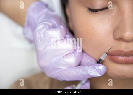 Frau tun Verjüngung Verfahren, nicht-chirurgische Gesichtslifting. Lifting Ultraschall. Facelift Stockfoto