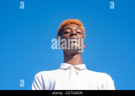 Junger Mann mit hellen Haaren schoss aus der Nähe Stockfoto