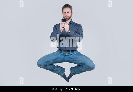 Jump ceo meditieren online. sms und Instant Messaging. Yoga energetische Geschäftsmann Chat online. Stockfoto