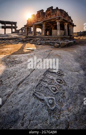 Alte Vijayanagara Empire Zivilisation Ruinen von Hampi schöne Aussicht auf die erstaunlichen Hampi Ruinen. Hampi, gehört zum UNESCO-Weltkulturerbe, Hampi, Ka Stockfoto