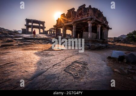Alte Vijayanagara Empire Zivilisation Ruinen von Hampi schöne Aussicht auf die erstaunlichen Hampi Ruinen. Hampi, gehört zum UNESCO-Weltkulturerbe, Hampi, Ka Stockfoto