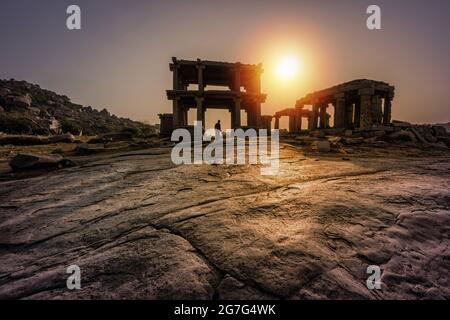 Alte Vijayanagara Empire Zivilisation Ruinen von Hampi schöne Aussicht auf die erstaunlichen Hampi Ruinen. Hampi, gehört zum UNESCO-Weltkulturerbe, Hampi, Ka Stockfoto