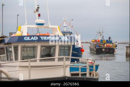 Seahouses Harbour, Seahouses Northumberland, Großbritannien. Juli 2021. Großbritannien, Großbritannien. Großbritannien England Geschäftswetterfischerei ein frühmorgendlicher Start für Seefischer, die vom Hafen von Seahouses in Northumberland, England, zur Nordsee fahren. Quelle: phil wilkinson/Alamy Live News Stockfoto