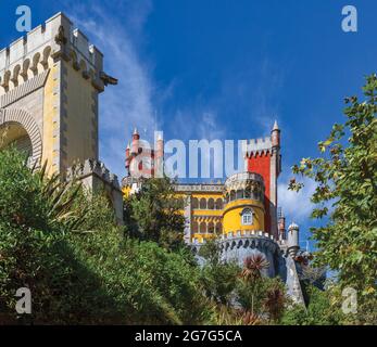 Der Pena-Nationalpalast, Sintra, Bezirk Lissabon, Portugal. Das Gebäude im romantischen Stil stammt aus der ersten Hälfte des 19. Jahrhunderts. Es wurde gebaut Stockfoto