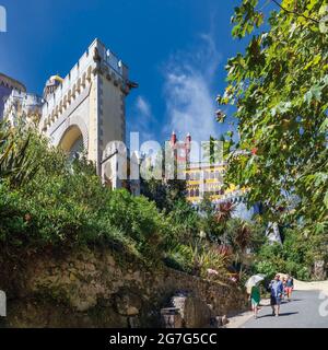 Der Pena-Nationalpalast, Sintra, Bezirk Lissabon, Portugal. Das Gebäude im romantischen Stil stammt aus der ersten Hälfte des 19. Jahrhunderts. Es wurde gebaut Stockfoto