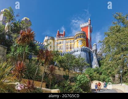 Der Pena-Nationalpalast, Sintra, Bezirk Lissabon, Portugal. Das Gebäude im romantischen Stil stammt aus der ersten Hälfte des 19. Jahrhunderts. Es wurde gebaut Stockfoto