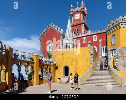 Der Pena-Nationalpalast, Sintra, Bezirk Lissabon, Portugal. Das Gebäude im romantischen Stil stammt aus der ersten Hälfte des 19. Jahrhunderts. Es wurde gebaut Stockfoto