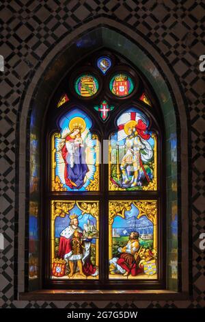 Buntglasfenster in der Kapelle des Nationalpalastes Pena, Sintra, Bezirk Lissabon, Portugal. Das Fenster aus dem Jahr 1840 war das Werk von Arti Stockfoto