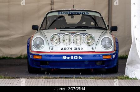 1984 Porsche 911 SC/RS von Michael Cowdray, gefahren von Nick Maton, parkte am 10. Juli 2021 im Paddock beim Goodwood Festival of Speed im Goodwood House, West Sussex. Foto von Phil Hutchinson. Nur zur redaktionellen Verwendung, Lizenz für kommerzielle Nutzung erforderlich. Keine Verwendung bei Wetten, Spielen oder Veröffentlichungen einzelner Clubs/Vereine/Spieler. Kredit: UK Sports Pics Ltd/Alamy Live Nachrichten Stockfoto