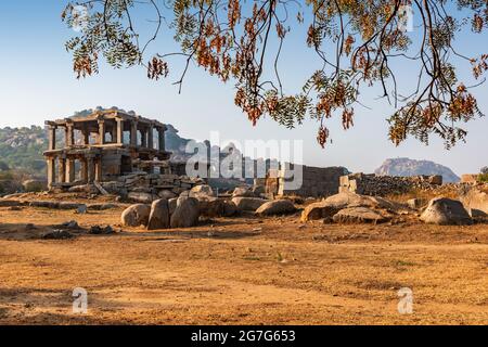 Alte Vijayanagara Empire Zivilisation Ruinen von Hampi schöne Aussicht auf die erstaunlichen Hampi Ruinen. Hampi, gehört zum UNESCO-Weltkulturerbe, Hampi, Ka Stockfoto