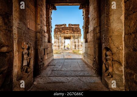 Der Blick auf den alten Achyutaraya Tempel. Eine Gruppe von Ruinen-Denkmälern in Hampi war das Zentrum des Hindu-Vijayanagara-Reiches, Hampi, Karnataka, Indien Stockfoto