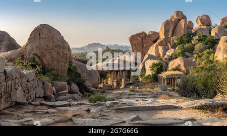 Alte Vijayanagara Empire Zivilisation Ruinen von Hampi schöne Aussicht auf die erstaunlichen Hampi Ruinen. Hampi, gehört zum UNESCO-Weltkulturerbe, Hampi, Ka Stockfoto